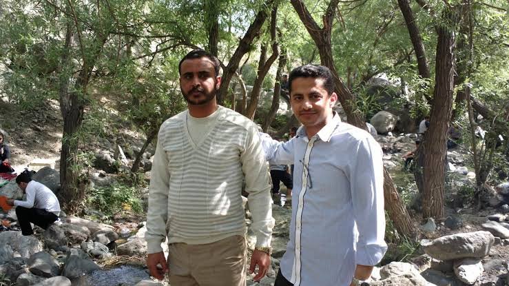 alkumaim_m's tweet photo. هذه الصور من طهران يونيو 2014م قبل سقوط صنعاء بيد الاحتلال الايراني ، وهي ليست مجرد صور عابرة، بل وثائق تكشف حقيقة فارس الحباري ومن أين يستمد ولاءه الحقيقي. فمن يزعم تمثيل القبيلة والمشيخة، ثم يظهر أنه في أحضان المشروع الإيراني منذ زمن مبكر ، لا يمكنه أن يقنع اليمنيين بأنه يدافع عن القبيلة أو يحافظ على أعرافها.

فارس الحباري لم يعد شيخ قبيلة بالمعنى المعروف عند اليمنيين، بل تحول إلى واجهة لتسويق المشروع الحوثي الإيراني داخل الأوساط القبلية. فالمشيخة قيم ومروءة واستقلال قرار، أما الارتهان لمشروع مذهبي وافد فلا علاقة له لا بالمشيخة ولا بالأعراف ولا بتاريخ القبائل اليمنية.

لقد أصبح الرجل لافتة يختبئ خلفها الحوثيون لجر بعض القبائل إلى معارك ومواقف لا تخدم اليمن ولا أبناء القبائل، وإنما تخدم المشروع الإيراني وأدواته. وكلما تحدث باسم القبيلة كان يتحدث في الحقيقة باسم الجماعة التي ارتبط بها فكراً ومصلحةً وموقفاً.

واليوم يحاول البعض استغلال أي قضية أو حادثة لتحشيد القبائل وتوجيه غضبها في المسار الذي يخدم الحوثي وإيران، بينما الحقيقة أن القبائل اليمنية أكبر من أن تُقاد خلف الأشخاص المؤدلجين الذين باعوا هويتهم الوطنية وارتهنوا لمشروع طائفي دخيل.

اليمن للقبائل الحرة، لا لأدوات إيران، والتاريخ لن يرحم كل من استغل مكانته الاجتماعية لتمرير مشروع مزق اليمن وسفك دماء أبنائه.