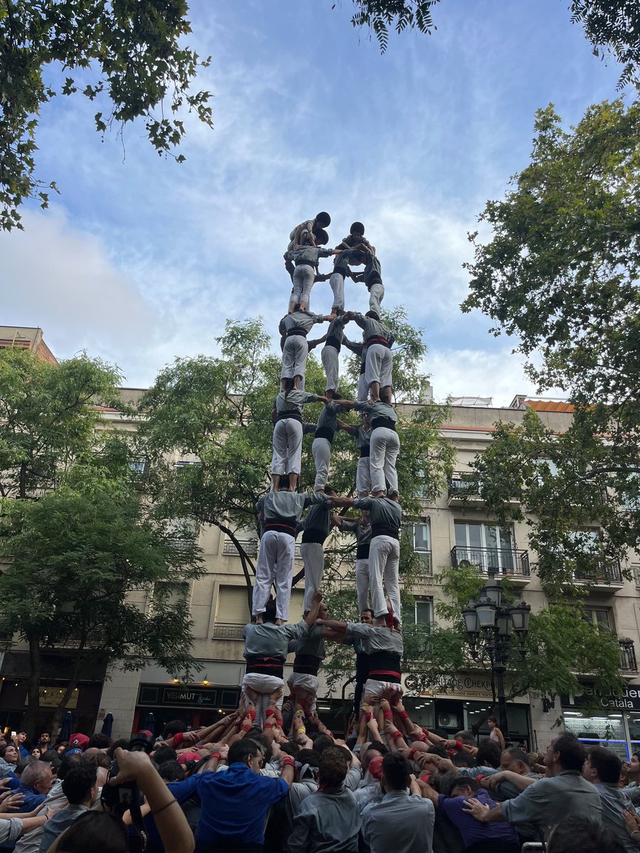 borinots's tweet photo. Per acabar les tres rondes de castells descarreguem el nostre segon 5de8 de la temporada completant d'aquesta manera una altra tripleta màgica #castells https://t.co/R2ZpR2JWcR