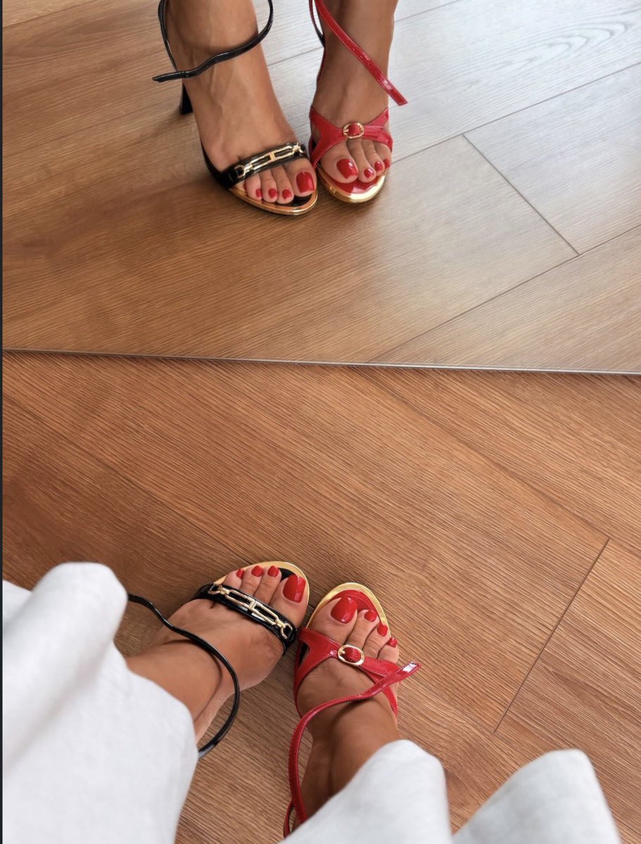 Nessou80's tweet photo. Je suis indécise entre ces merveilleuses talons mais je trouve quand même que la noire me va mieux mmh a voire 🤷🏽‍♀️ https://t.co/Y4pq5h8yig