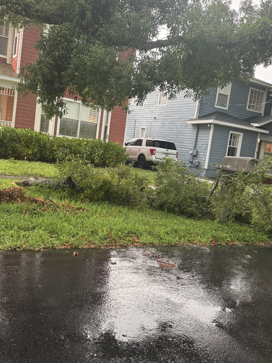 chaser_kin's tweet photo. Here’s some of the first shots of some damage from yesterdays straight line winds likely in the 60’s. @accuweather @FLhurricanes1 @mcclureWX @bn9weather @NbergWX @WeatherProf @BenNollWeather @TampaStorm @BackpirchCrew @JimCantore @FLStormChasers_ @PaulFox13 @MattDevittWX @EricBurrisWX @Eweather13 @FloridaTropics1 @ryanhallyall @JordanHallWX @iCyclone @Keely1Connor @blamarre @tropicalupdate @MaxVelocityWX @bn9weather @NWSTampaBay @DaveOFox13 @ReedTimmerUSA @wunderground @MaxVelocityWX @VinceWaelti @NWS @weatherchannel @webberweather @FOX13News @10TampaBay @BobbyWTSP