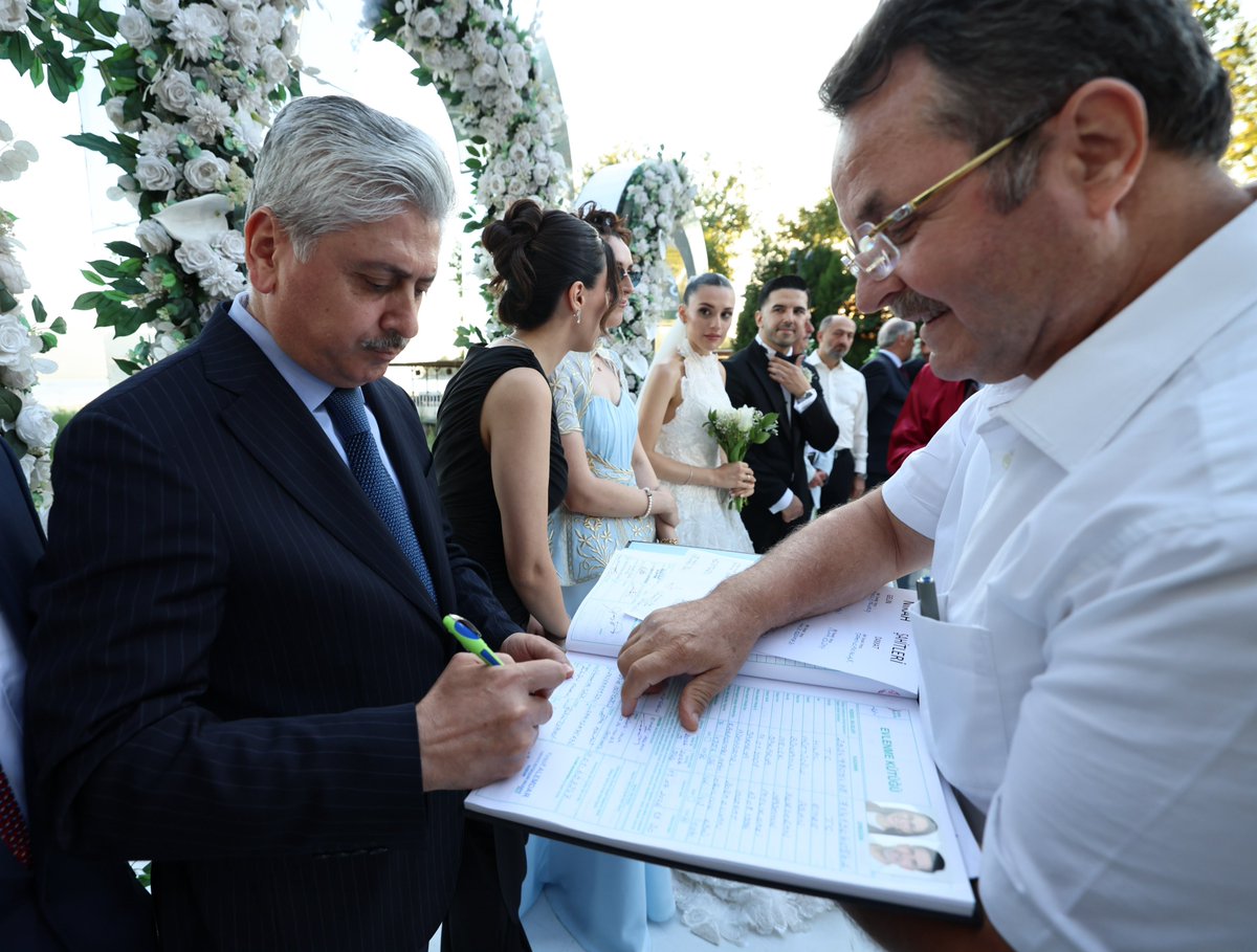 SakaryaValiligi's tweet photo. Valimiz Sayın Rahmi Doğan, Hilal Müftüoğlu &amp; Emre Aslan çiftinin nikah merasimine katılarak kendilerine mutluluklar temennisinde bulundu. https://t.co/b5rgdpyr88