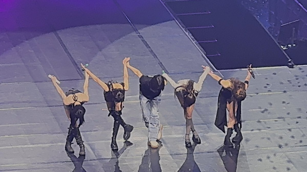 tillieneedscoff's tweet photo. their charisma is crazy as hell  
#ITZY_TUNNELVISION_BKK https://t.co/23ucRFL5CJ
