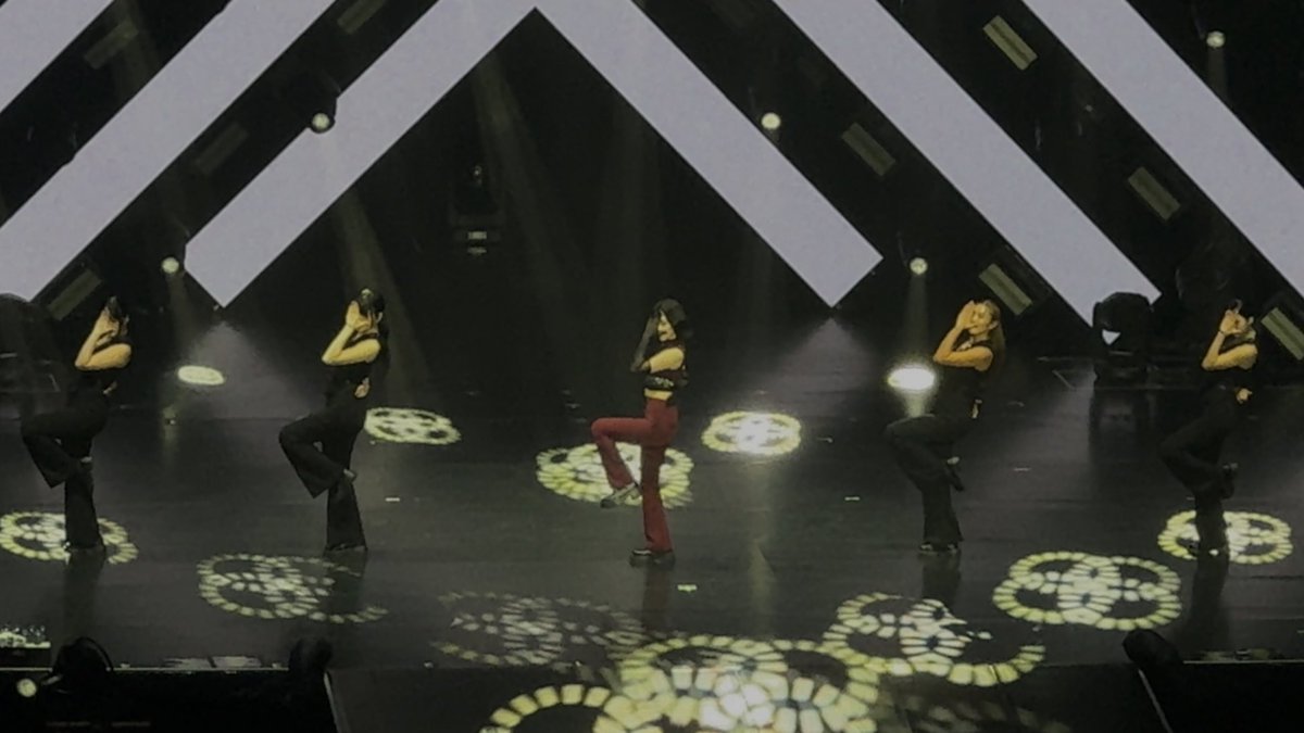 tillieneedscoff's tweet photo. and this lady ryujin [chef’s kiss] #ITZY_TUNNELVISION_BKK https://t.co/4p0ksKiIIH