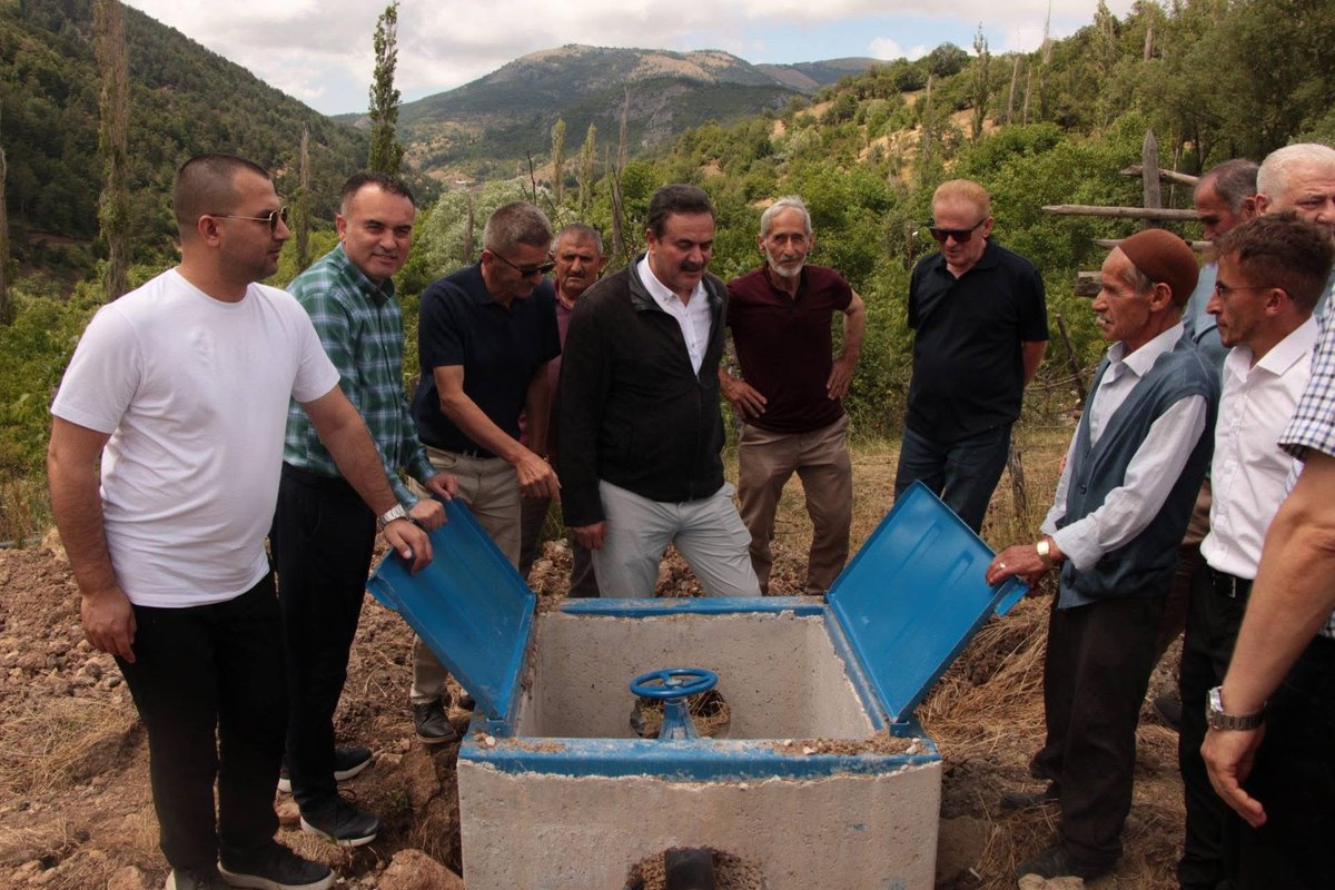 avgalipuzun's tweet photo. 📍 Amasya

Merkez Kızılkışlacık Köyü Koçalan Mezrası’nda yapımı tamamlanan 81 hektarlık Basınçlı Sulama Tesisinin açılış programına katılarak hemşehrilerimizle bir araya geldik.

Ardından Kuzoluk Yaylası’nı ziyaret ederek vatandaşlarımızla hasbihâl ettik, bölgede yapımı devam eden cami inşaatını yerinde inceleyerek çalışmalar hakkında bilgi aldık.

Rabbim ibadethanemizin en kısa sürede tamamlanarak cemaatine kavuşmasını nasip eylesin. Tarımda, kırsal kalkınmada ve köylerimizin ihtiyaçlarının karşılanmasında Amasya’mız için hep birlikte çalışmaya devam edeceğiz.

Hayırlı ve bereketli olsun. 🇹🇷🌾🤲

#Amasya #AKParti #DaimaMilletle #Tarım #KırsalKalkınma #KuzolukYaylası