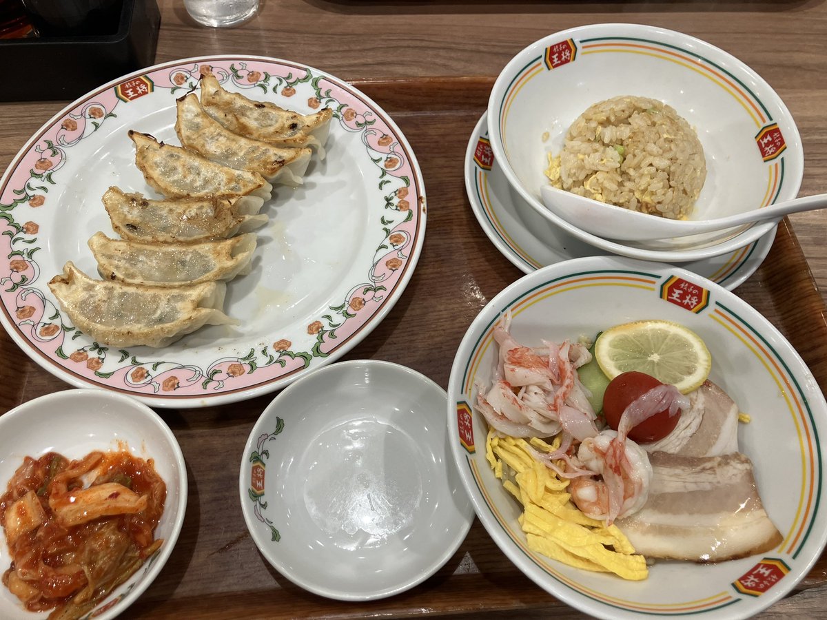 84mgm's tweet photo. ハシゴ😌間に合わなくてロビーから眺めたけど😂もざいくは流石に狭いですねwww
その後れっぐ！楽しかったー🥳
後ろからで手元見にくかったけどカナリア最高すぎた！！久々聞けて嬉しかった💕帰りに食べた餃子も美味しすぎました🥟 https://t.co/jWgcwFxtmx