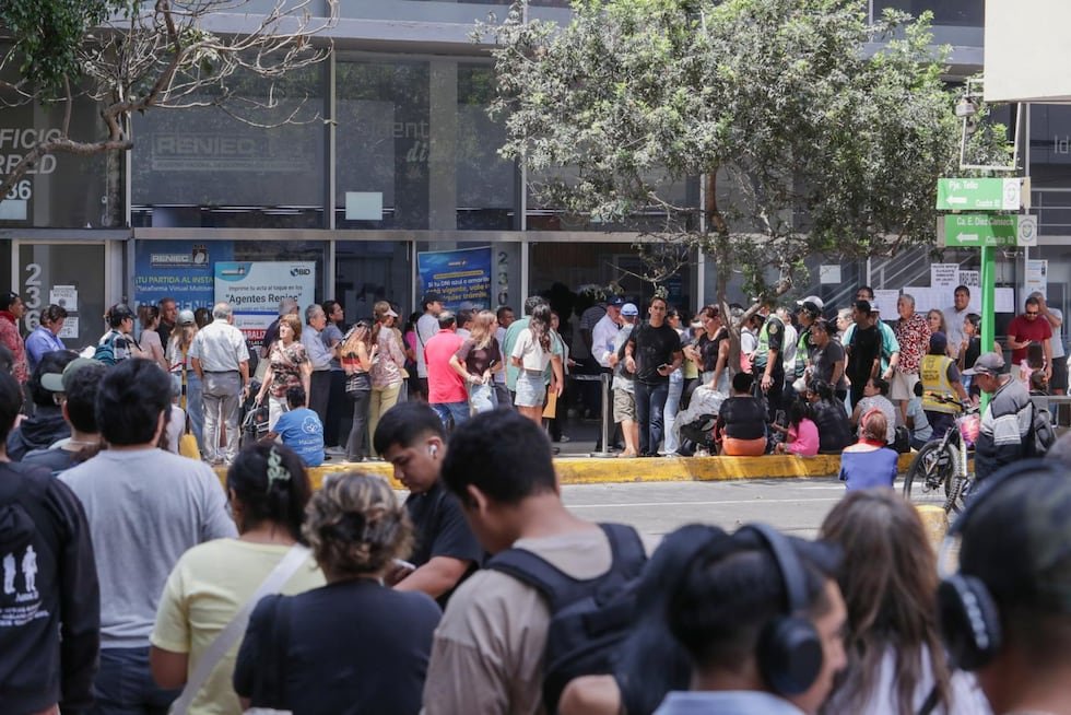 ClauSorucopress's tweet photo. Agencia de empleos gubernamental: 
A ver, nos organizaremos: una fila de hermanos y primos. La otra de sobrinos, tíos y medios hermanos y la del medio de EXesposas(os), amigos de comparsa, compadres de partidos y testigos de casos penales https://t.co/hyKo7FJTxm