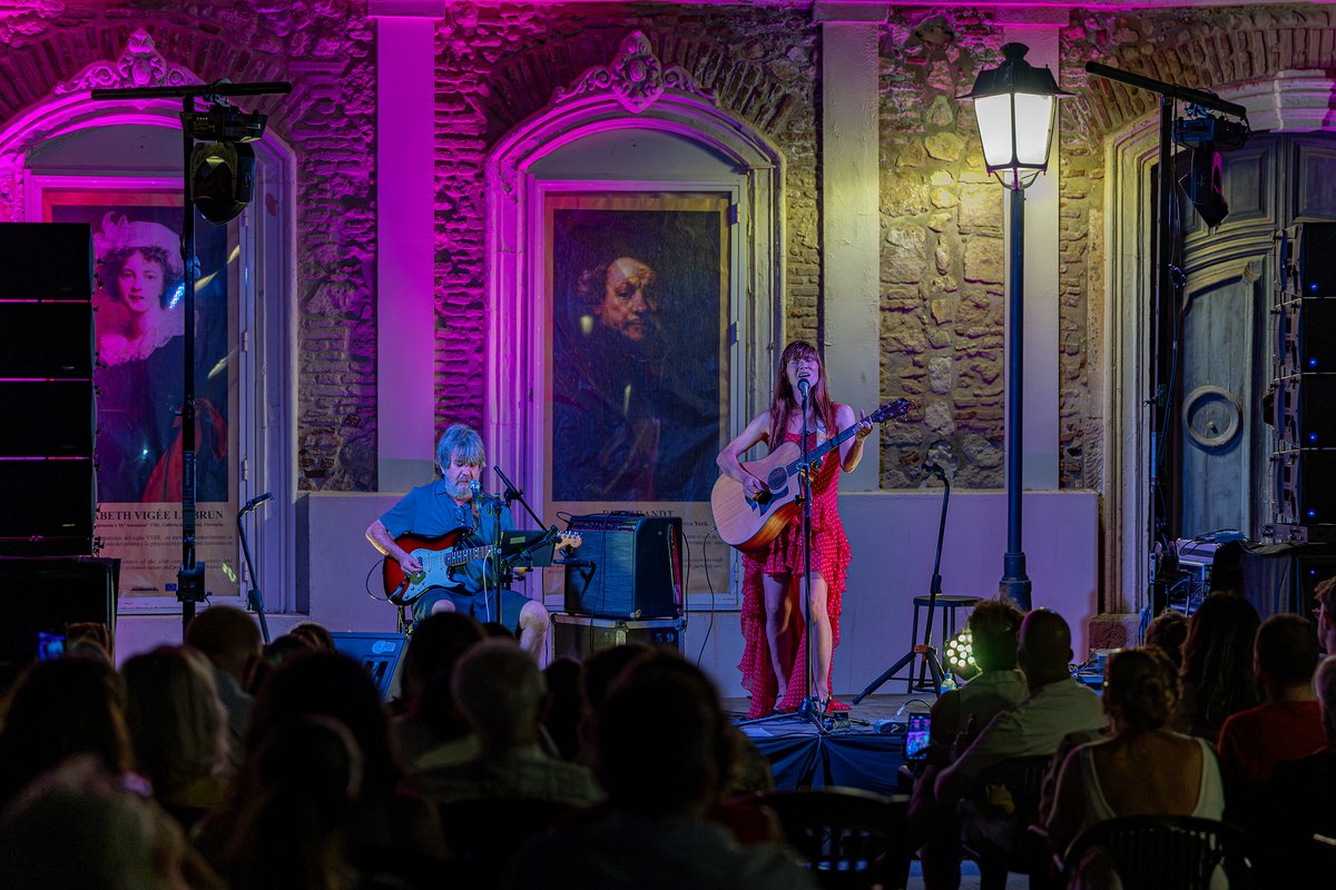 cultura_melilla's tweet photo. 📸 En fotos | El acústico de La bien querida en Música a la Luna. https://t.co/d2tKcdBJ4v
