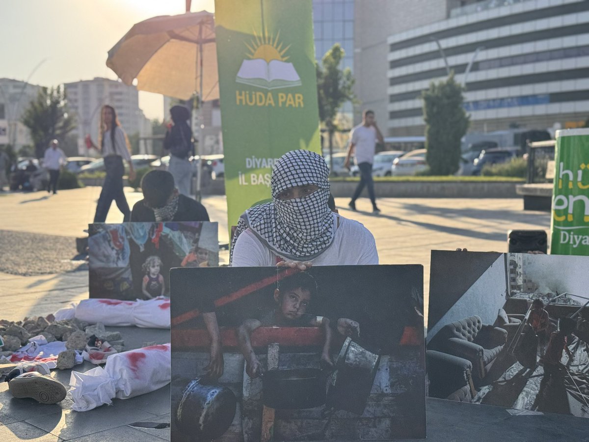 HurGenclik21_'s tweet photo. Gençlik Kolları olarak şehrimizin işlek noktasında Gazze'ye dikkat çekmek ve zulme karşı sessiz kalmamak adına gerçekleştirdiğimiz farkındalık etkinliği, vatandaşlarımızın yoğun ilgisiyle karşılandı.
Gazze davası daima gündemimizde olacak.

#Gazze #HürGençlik https://t.co/seu0c8u6QH