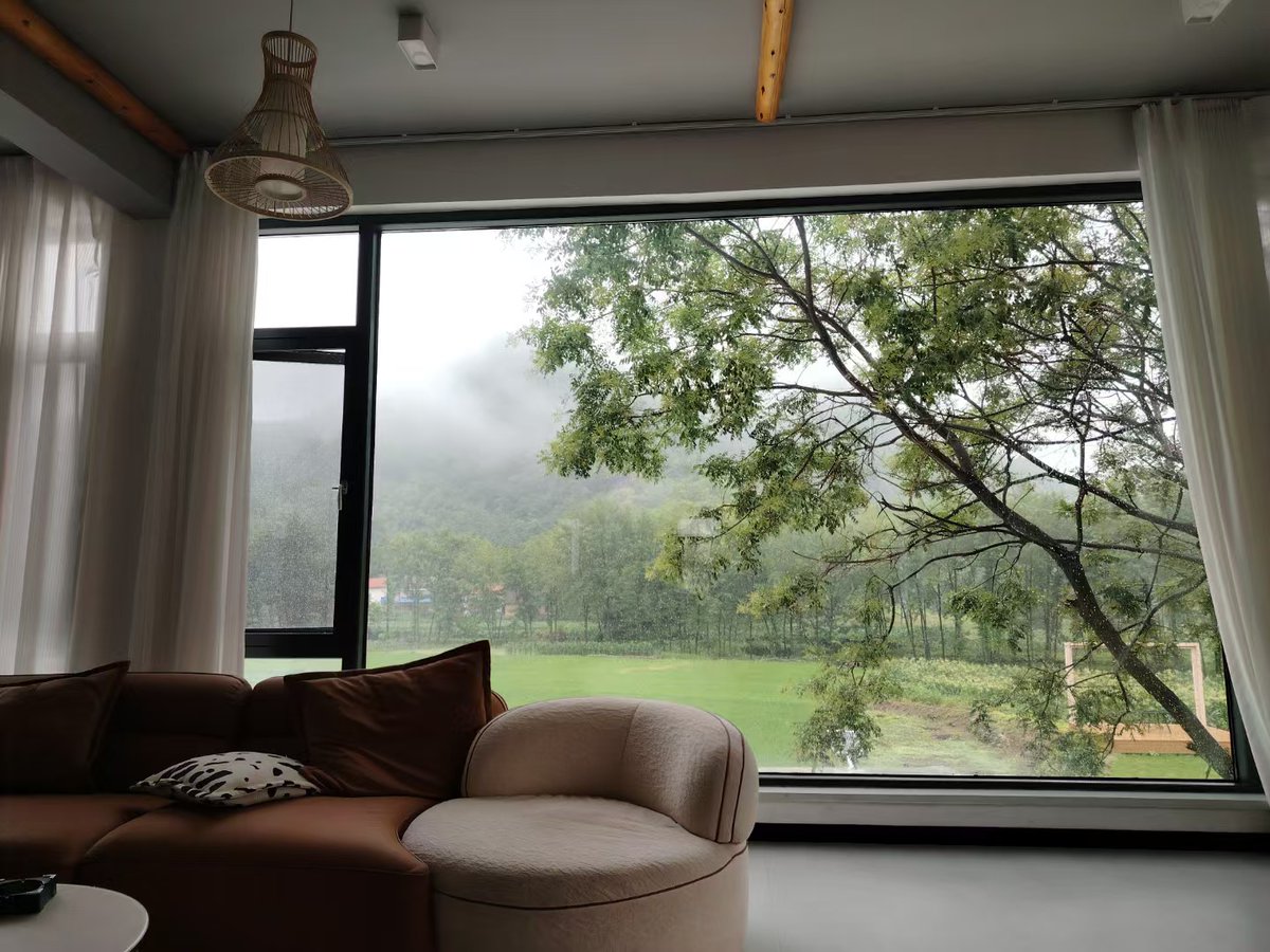 lottevogel88's tweet photo. It's raining cats and dogs outside—perfect weather for hot cocoa and a cozy blanket! https://t.co/TMozTvGKox