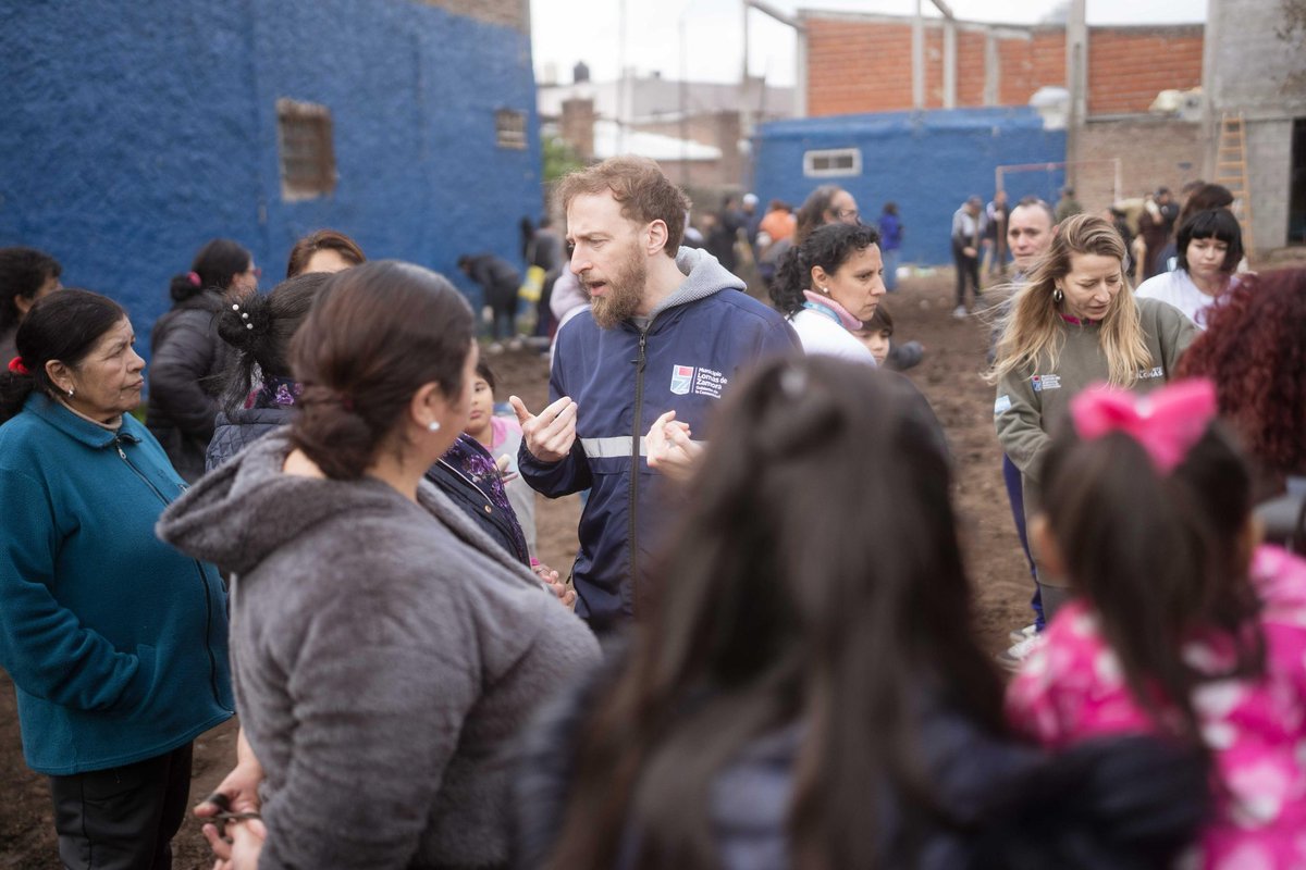 fotermin's tweet photo. Jornada de la Comunidad 🤝 Tiempo de Patriotas ❤️🇦🇷 

Como todos los sábados, compartimos una jornada solidaria, en este caso en Lamadrid y junto a militantes y vecinos. 

Con Daniela, con la coordinación de Evi, y junto a las familias de El Corcho realizamos tareas de limpieza, nivelación del terreno, instalación de nuevas luminarias, pintamos las rejas del perímetro y un mural colaborativo, forestamos y recuperamos la huerta y para que los pibes puedan hacer deporte, colocamos arcos, hicimos la demarcación de la canchita del barrio y se instalaron hamacas, juegos didácticos y bancos. 

De corazón muchísimas gracias a los vecinos que participaron, que cuidan su barrio y que ponen su granito de arena para que las cosas estén mejor.