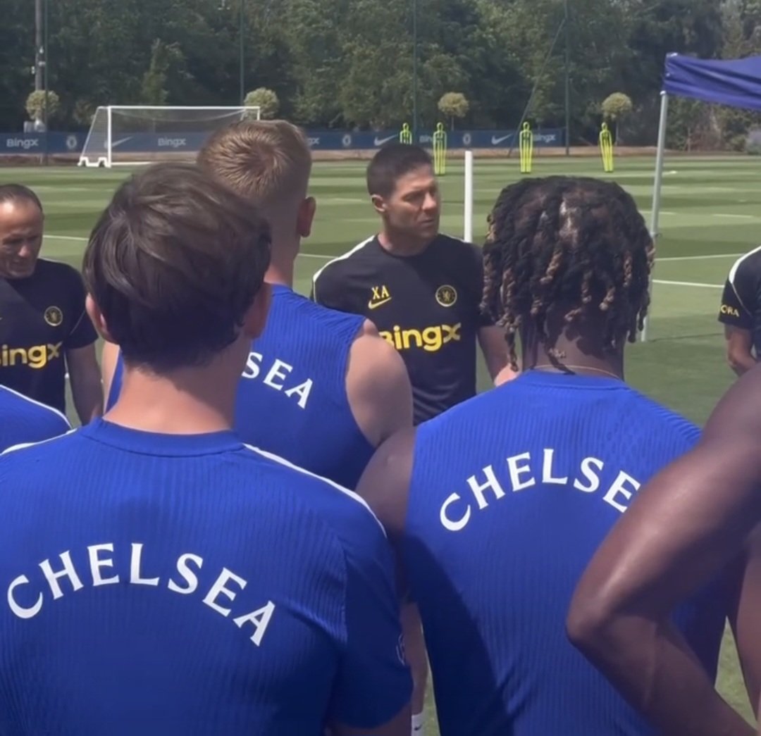 TheBlueDodger's tweet photo. Xabi Alonso talking to the squad. 🗣

#CFC https://t.co/TM2ZFxTvWH