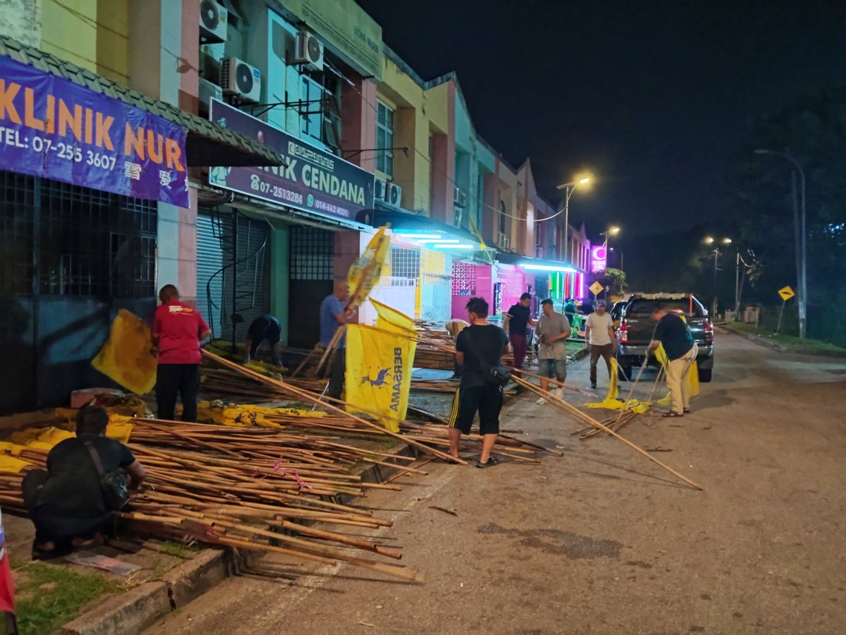 SyafiqDacan's tweet photo. Tough luck. Give up? Hell nah. 

We go again in N9 or Melaka after this. 

Malam ni jugak kita cabut bendera untuk preparation lojistik for N9 or Melaka.

Isnin HQ dah nak collect untuk next PRN. 

So samada nismilan atau Melaka, bendera dah ready sarung, tinggal pacak je. Dr. Zamil pun ada ni ha mencabut 😂

Jangan give up kancil. We go again!