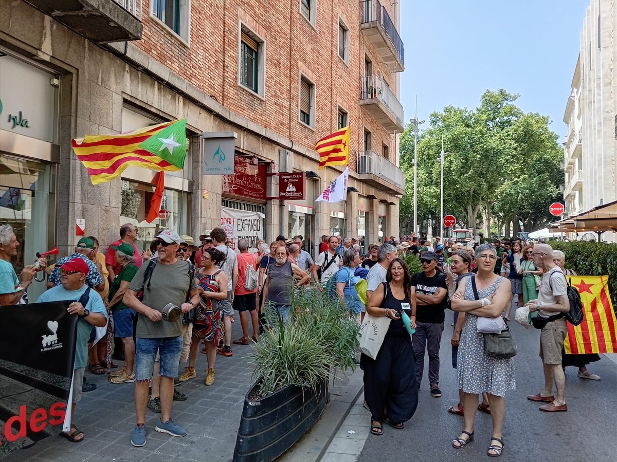 la_IAC's tweet photo. 📢 Avui ens hem concentrat a Figueres per denunciar un Govern que escolta abans l'empresariat que les entitats que defensem el territori.

✊ El futur de la comarca no es decideix als despatxos, sinó amb la participació del poble.

El territori es defensa. https://t.co/etWrA1omuo