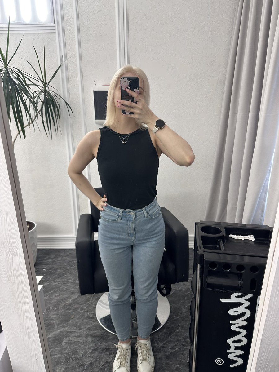 Dashulyaa1's tweet photo. Exactly 4 weeks have passed and I've updated my baby blonde again 🥰 
Today I made apple and cinnamon strudels, as well as cherry strudels 😍 

My colorist said if I were a man, I'd marry you 😂 It's funny 😁 https://t.co/bbH4VHYv8v
