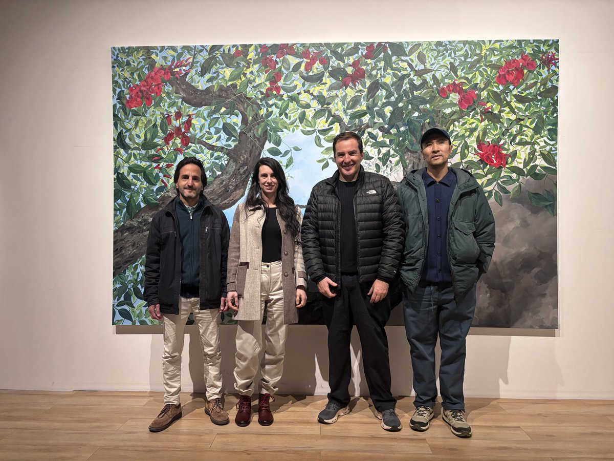 MuseoMAPI's tweet photo. El Director General para Asuntos Culturales del Ministerio de Relaciones Exteriores, Embajador Fernando Lugris y el señor Zhang Qi visitaron la exposición Jeike al Monte Nativo de Carmela Piñón y fueron recibidos por el Director del MAPI, Facundo de Almeida. https://t.co/2pDapzczrR