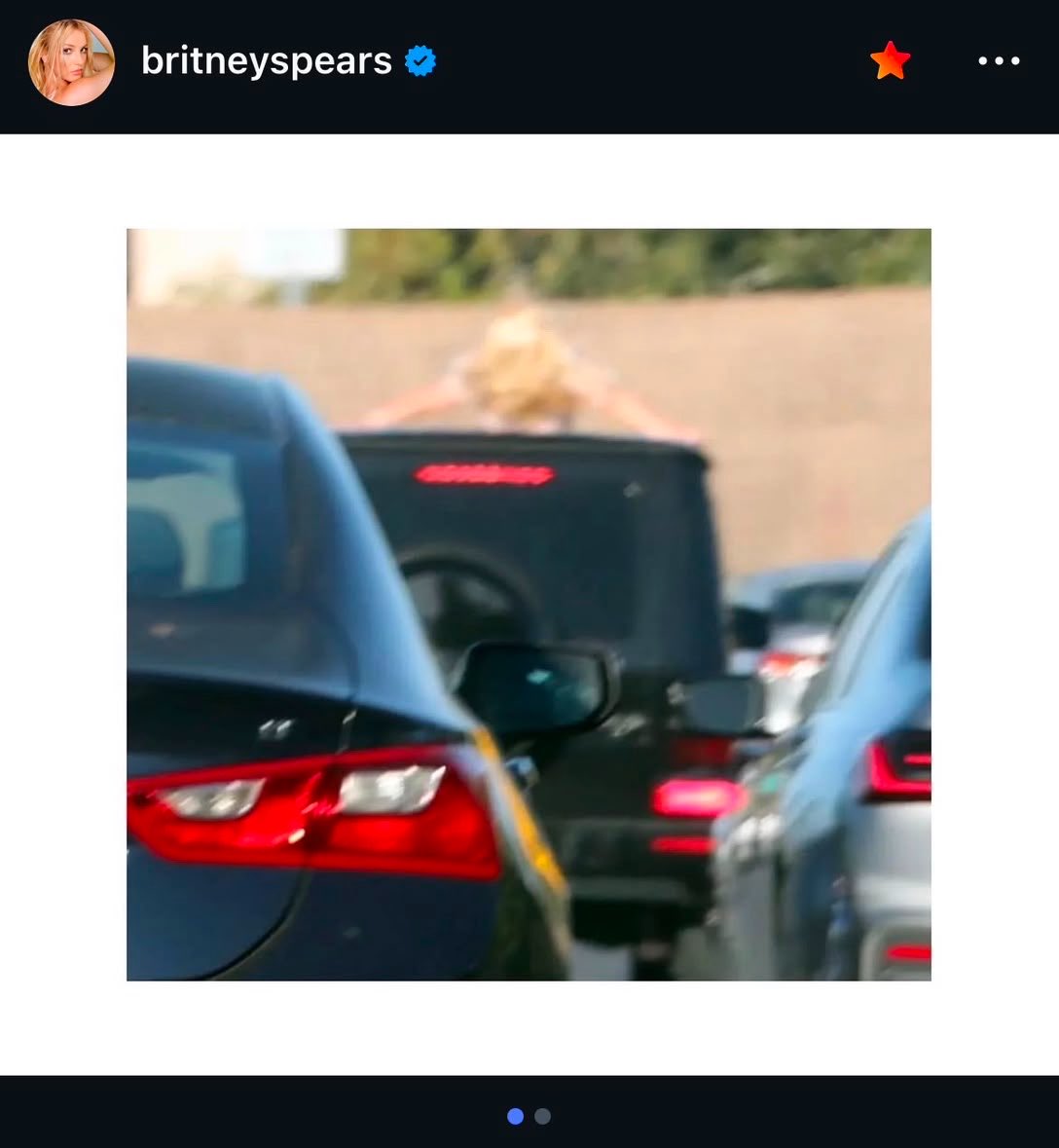 xbritneyonline's tweet photo. 🚨Britney Spears posta foto e faz reflexão  nas redes sociais:

“Arqueando minhas costas para os céus para Deus tentando voltar todos os anos que perdi.... infelizmente o que as pessoas não viram é como minha realidade costumava ser na próxima foto” https://t.co/zveqSwdnyy
