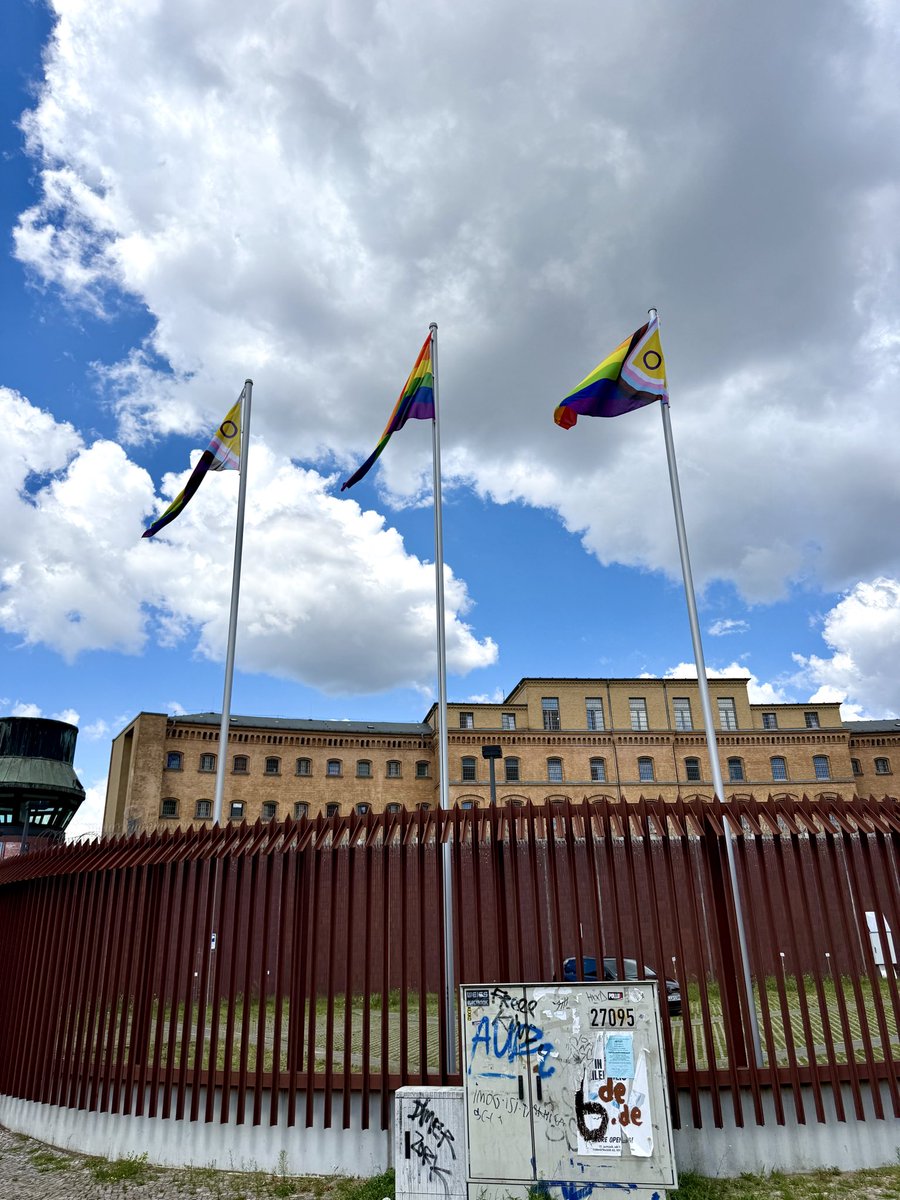 JulianAdrat's tweet photo. Mit Verlaub: Geisteskrank: Täglich Gruppenvergewaltigungen, Messergewalt, Pädo-Kriminelle auf der Polizeigala. Und was hisst das Gefängnis(!) Moabit? Dreifach die Flagge des Zerfalls, eben jenes Feigenblatt der Pädos, die sich zum Vorlesen in die Kitas schleichen. Alles nur noch unerträglich. Aufwachen!