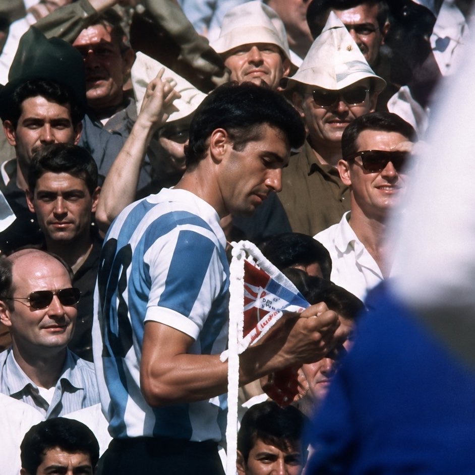 LBC_Hegemonia's tweet photo. Al partir Rattín lo recordamos aquí por este gesto en el mundial de 1966. Estrujó la bandera pirata en el córner y, según se dice, se sentó y escupió sobre la alfombra de la reina. Y finalmente obligó a la International Board a crear las tarjetas amarilla y roja para 1970.

Descanse en paz, capitán.