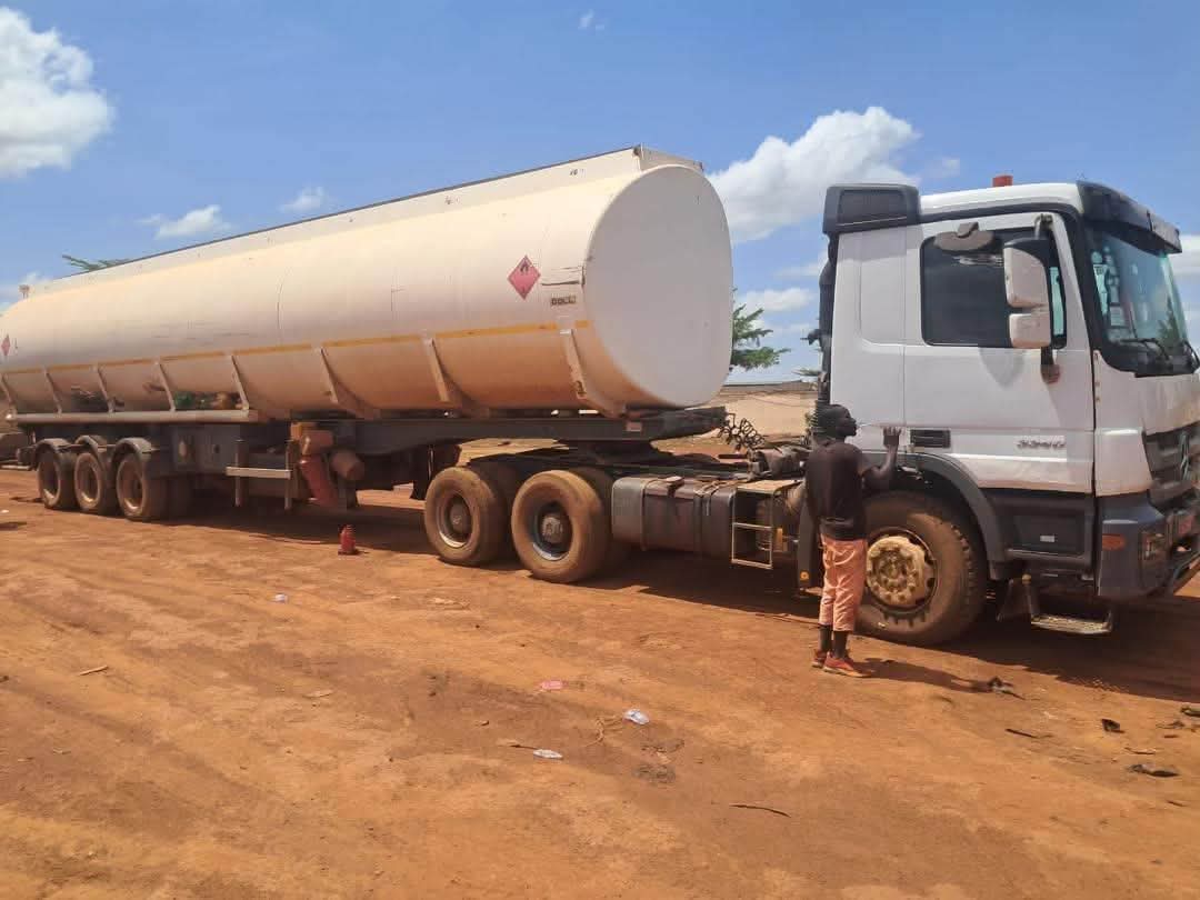 Amadou78f's tweet photo. 🇲🇱 Mali | Koutiala
⛽ Arrivée ce 11 juillet 2026 d’un convoi de camions-citernes à Koutiala pour renforcer l’approvisionnement local en hydrocarbures.
✅ Une bonne nouvelle qui appelle à l’optimisme 🇲🇱👏.
#Mali #Koutiala #DGCC #AES #Sahel https://t.co/GPoGzYv09Q