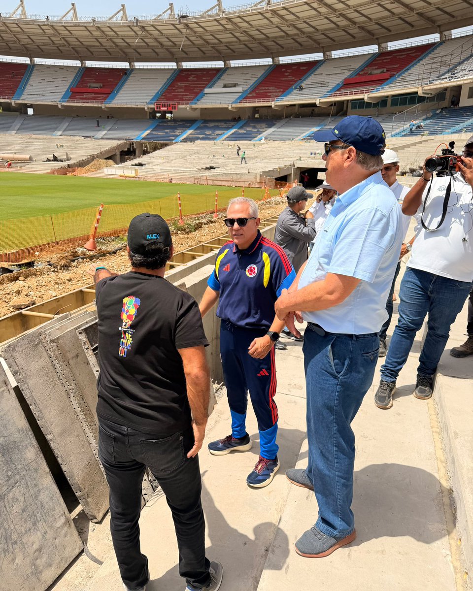 FCF_Oficial's tweet photo. 📸 ¡𝑬𝒍 𝑴𝒆𝒕𝒓𝒐𝒑𝒐𝒍𝒊𝒕𝒂𝒏𝒐 𝒂𝒗𝒂𝒏𝒛𝒂! 🏟️🏗️

Así continúan los trabajos en el Estadio Metropolitano de Barranquilla. Nuestro Presidente Ramón Jesurun estuvo visitando los avances de la remodelación.

#LaSeleNosUne🇨🇴 https://t.co/lPwQe3vVsb