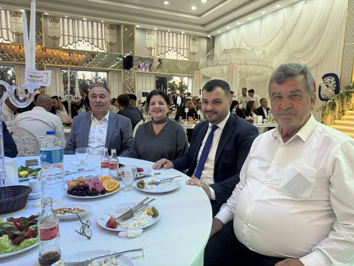 EminAVUNDUK's tweet photo. 📍Kırıkkale

#Sulakyurt Belediye Başkanımız Seyfettin Çetiner’in ilk göz ağrısı Beyza ve Abdullah kardeşlerimin nikah akdine şahitlik ettik.

Beyza ve Abdullah kardeşime iki cihan saadeti dilerim, 

Seyfettin başkanımıza ve kıymetli eşi Yasemin hanıma da en kısa zamanda sağlıkla, sıhhatle torunlarını kucaklarına almaları nasip olsun.

Allah mübarek etsin.