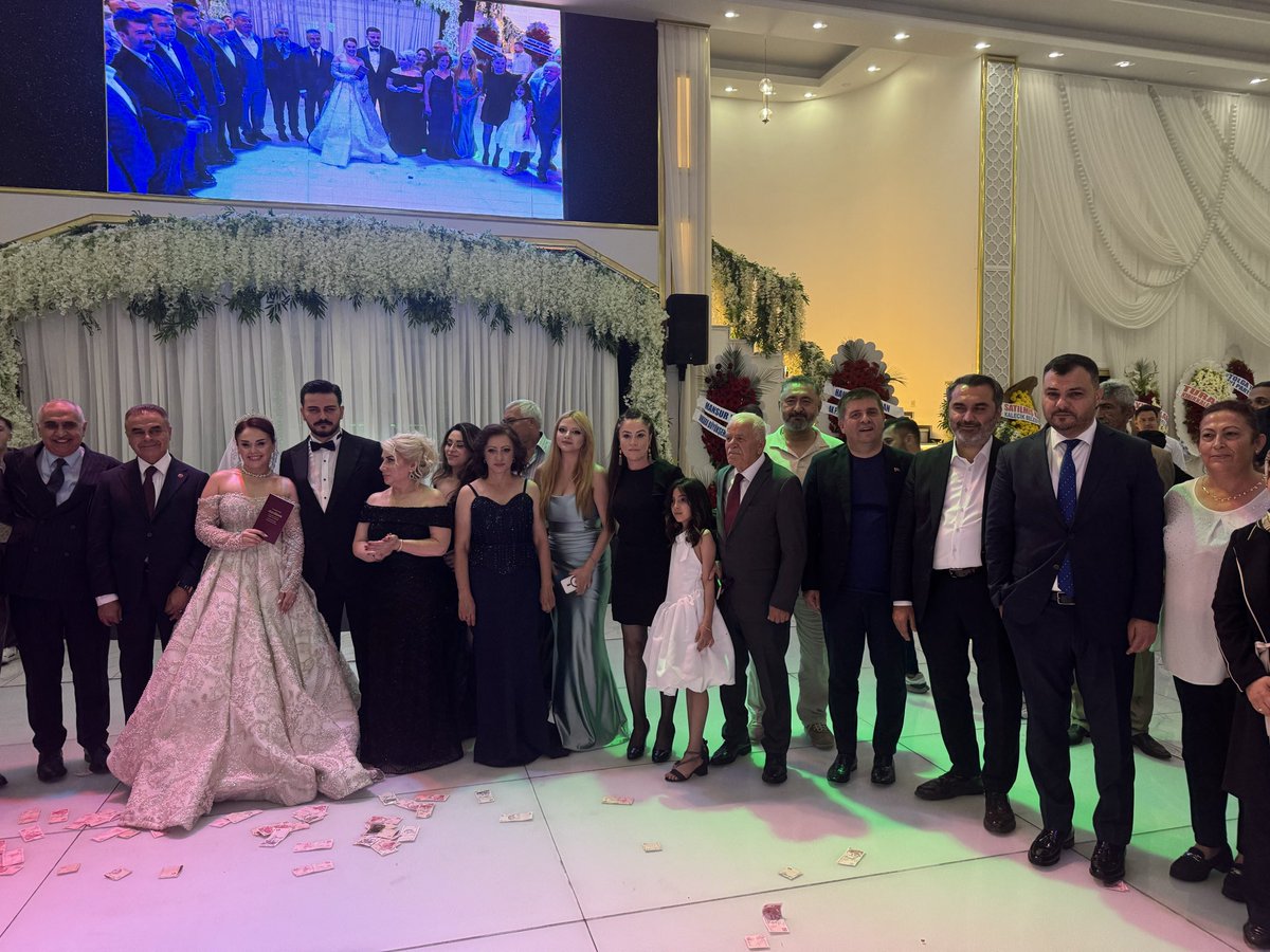 EminAVUNDUK's tweet photo. 📍Kırıkkale

#Sulakyurt Belediye Başkanımız Seyfettin Çetiner’in ilk göz ağrısı Beyza ve Abdullah kardeşlerimin nikah akdine şahitlik ettik.

Beyza ve Abdullah kardeşime iki cihan saadeti dilerim, 

Seyfettin başkanımıza ve kıymetli eşi Yasemin hanıma da en kısa zamanda sağlıkla, sıhhatle torunlarını kucaklarına almaları nasip olsun.

Allah mübarek etsin.