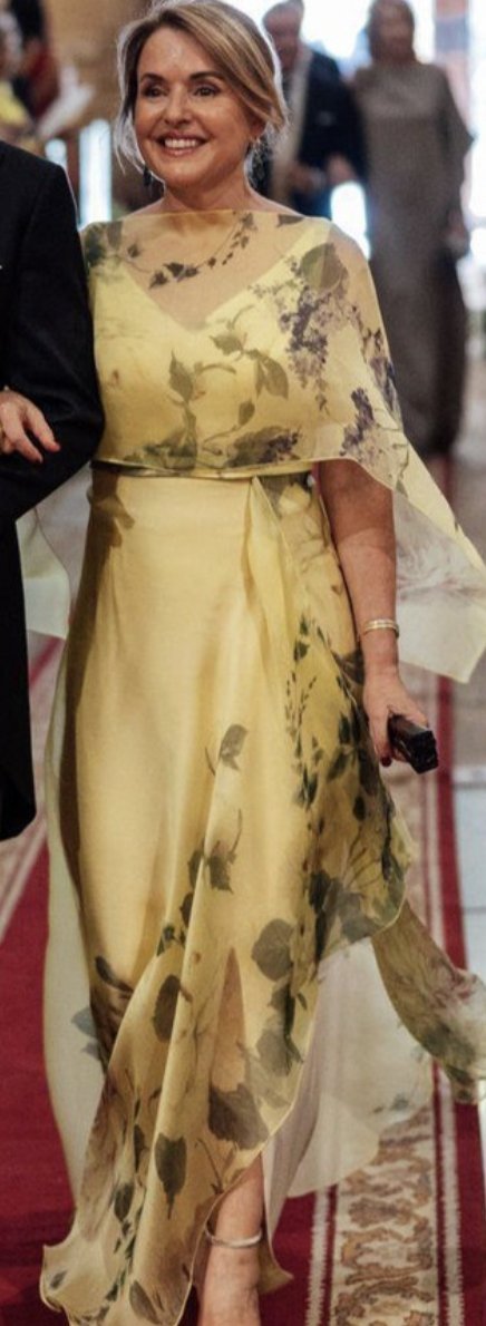 Monicaacentuado's tweet photo. #Madrinas de verano, parte 3. Aquí uno de mis Noes se convierte en un Sí. Abrigos o capas fluidas que se pueden quitar y llevar un vestido sin mangas, siempre después de la ceremonia.
Foto 1 y 2 - de Ignacio Vargas
Foto 3 - de Etro
Foto 4 - de Conchita Saiz https://t.co/XSNguFIjIJ