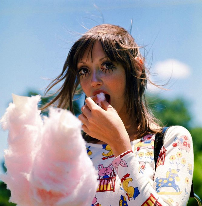 RuizVidal7's tweet photo. Shelley Duvall on the set of Brewster McCloud, 1970 https://t.co/dqIbCzTKXY