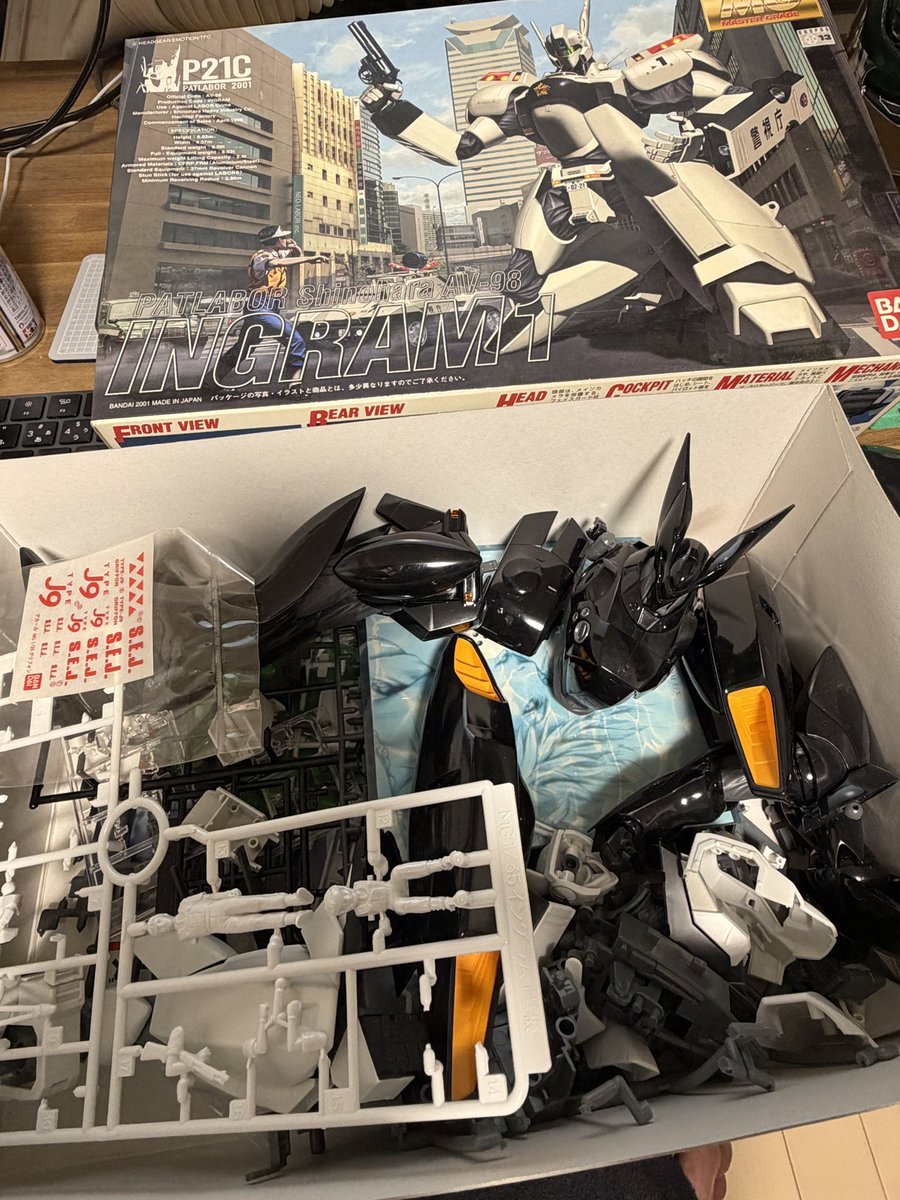 relgnadam's tweet photo. MG イングラムが再販していると聞いて、そういや押し入れに眠っていたはず…
発掘して箱開けたらグリフォンも入ってたw
アクアユニットの方だけど得した気分だわ。グリフォンのフライトユニットは再販せんの？ https://t.co/IEgj7KnyUT