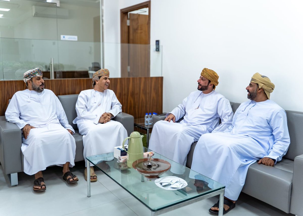 albalushi_8787's tweet photo. نتقدم بالشكر الجزيل الى بنك العز الإسلامي، على دعمه المجتمعي للشباب والرياضة العمانية بولاية #عبري ، حيث قدم البنك 4 جرارات (جزازت عشب الملاعب) لأربع فرق رياضية، فريق التضامن والجبيل والقادسية والسليف، تلك المبادرة تعزز من الشراكة المجتمعية بين البنك والفرق الرياضية والشباب، والشكر موصول لأخي العزيز إبراهيم المنذري على مبادراته الدائمة والداعمة للفرق الأهلية.