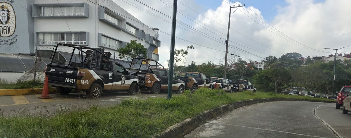 ChescTruDo's tweet photo. Más de 3 semanas que los desechos del IPAX se encuentran a un costado de su edificio, sobre la avenida Gaspar Yanga, vialidad principal del Fraccionamiento Las Fuentes. #Xalapa @AytoXalapa @VialidadXalapa @buzonxalapa @DIARIODE_XALAPA los pensarán mover? 🤔 https://t.co/V4bzgWmnVO