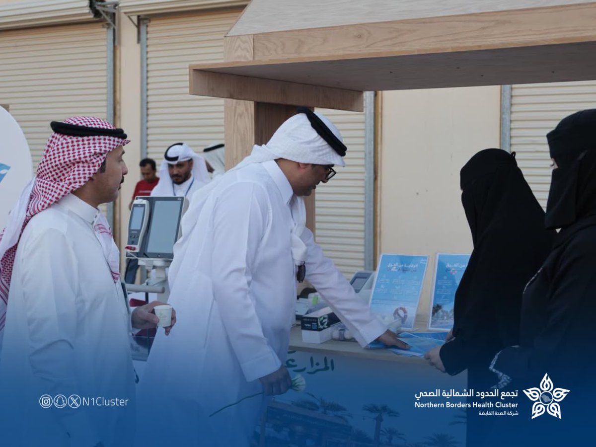 n1cluster's tweet photo. #تغطية | 📸

 مستشفى طريف العام، عضو #تجمع_الحدود_الشمالية_الصحي، يستمرفي تقديم فعالياته التوعوية بسوق المزارعين، من خلال تنفيذ فعالية بمناسبة #اليوم_العالمي_للوقاية_من_الغرق، بهدف رفع الوعي بأهمية الوقاية من الغرق، وتعزيز ثقافة السلامة المائية، وتقديم الإرشادات الوقائية للحد من الحوادث.