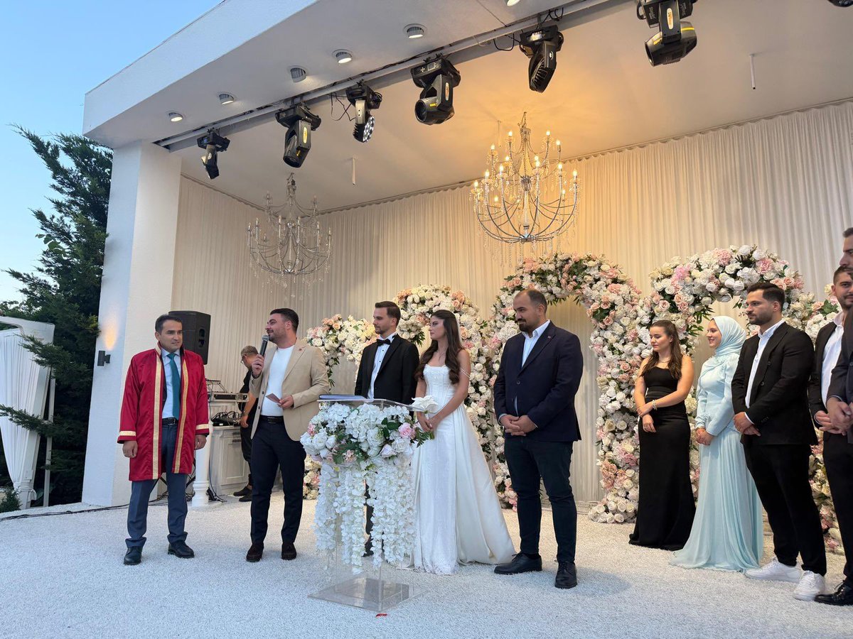 BerkTutuncu's tweet photo. Bugün, kıymetli kardeşlerimiz Elif ve Mert’in en mutlu günlerine nikâh şahitliği yapmanın mutluluğunu yaşadık.

Üsküdar Belediye Başkan Yardımcımız Nihat Doğan ile birlikte, Elif’i öz kardeşimiz gibi gördüğümüz bu güzel günde yanlarında olmaktan büyük memnuniyet duyduk.

Sevgi, saygı ve anlayışın eksik olmadığı; sağlık, huzur ve mutluluk dolu bir ömür diliyorum. Allah bir yastıkta, ömür boyu mutlulukla yaşlanmayı nasip etsin. Hayatınız boyunca yüzünüzdeki tebessüm hiç eksik olmasın. ❤️💍