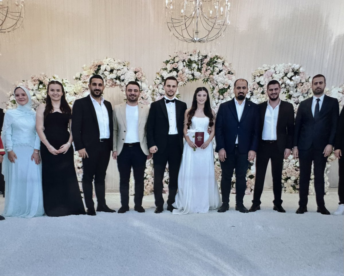 BerkTutuncu's tweet photo. Bugün, kıymetli kardeşlerimiz Elif ve Mert’in en mutlu günlerine nikâh şahitliği yapmanın mutluluğunu yaşadık.

Üsküdar Belediye Başkan Yardımcımız Nihat Doğan ile birlikte, Elif’i öz kardeşimiz gibi gördüğümüz bu güzel günde yanlarında olmaktan büyük memnuniyet duyduk.

Sevgi, saygı ve anlayışın eksik olmadığı; sağlık, huzur ve mutluluk dolu bir ömür diliyorum. Allah bir yastıkta, ömür boyu mutlulukla yaşlanmayı nasip etsin. Hayatınız boyunca yüzünüzdeki tebessüm hiç eksik olmasın. ❤️💍