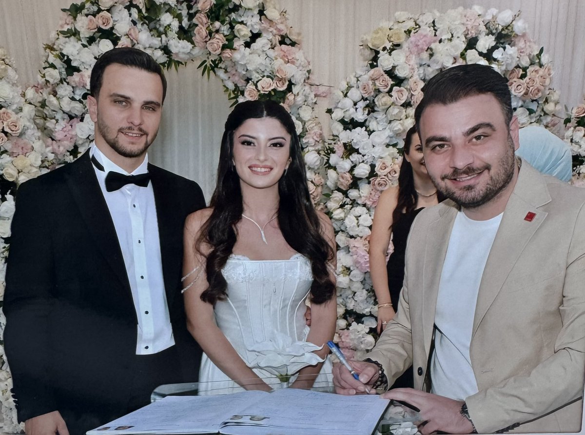 BerkTutuncu's tweet photo. Bugün, kıymetli kardeşlerimiz Elif ve Mert’in en mutlu günlerine nikâh şahitliği yapmanın mutluluğunu yaşadık.

Üsküdar Belediye Başkan Yardımcımız Nihat Doğan ile birlikte, Elif’i öz kardeşimiz gibi gördüğümüz bu güzel günde yanlarında olmaktan büyük memnuniyet duyduk.

Sevgi, saygı ve anlayışın eksik olmadığı; sağlık, huzur ve mutluluk dolu bir ömür diliyorum. Allah bir yastıkta, ömür boyu mutlulukla yaşlanmayı nasip etsin. Hayatınız boyunca yüzünüzdeki tebessüm hiç eksik olmasın. ❤️💍