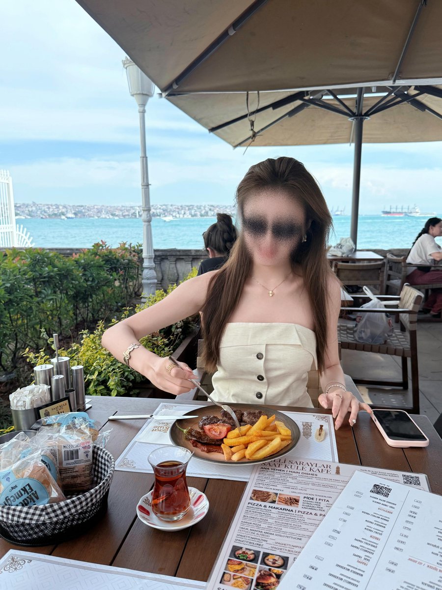 MeowZoe99's tweet photo. 旅行天天狂拍几百张哈哈哈 https://t.co/H5D3yP3j7D