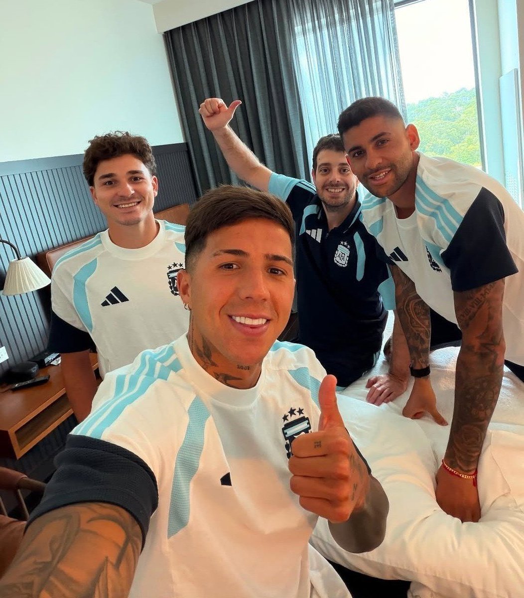 ejf249's tweet photo. el concepto de que la cábala de enzo y julián es SACARSE UNA SELFIE CON EL KINESIÓLOGO acá tenemos la de hoy ésta locuraaaaa https://t.co/nzynBdiDnP