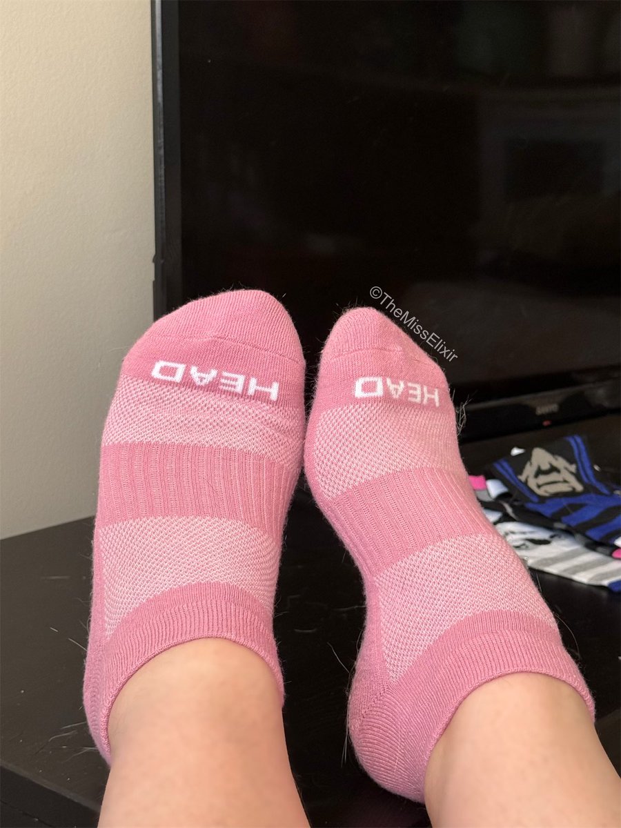 TheMissElixir's tweet photo. Who wants head? 🤪🔂
#head #footjob #sockjob #feetjuice #fyp #rt https://t.co/KxRbGwjLmK
