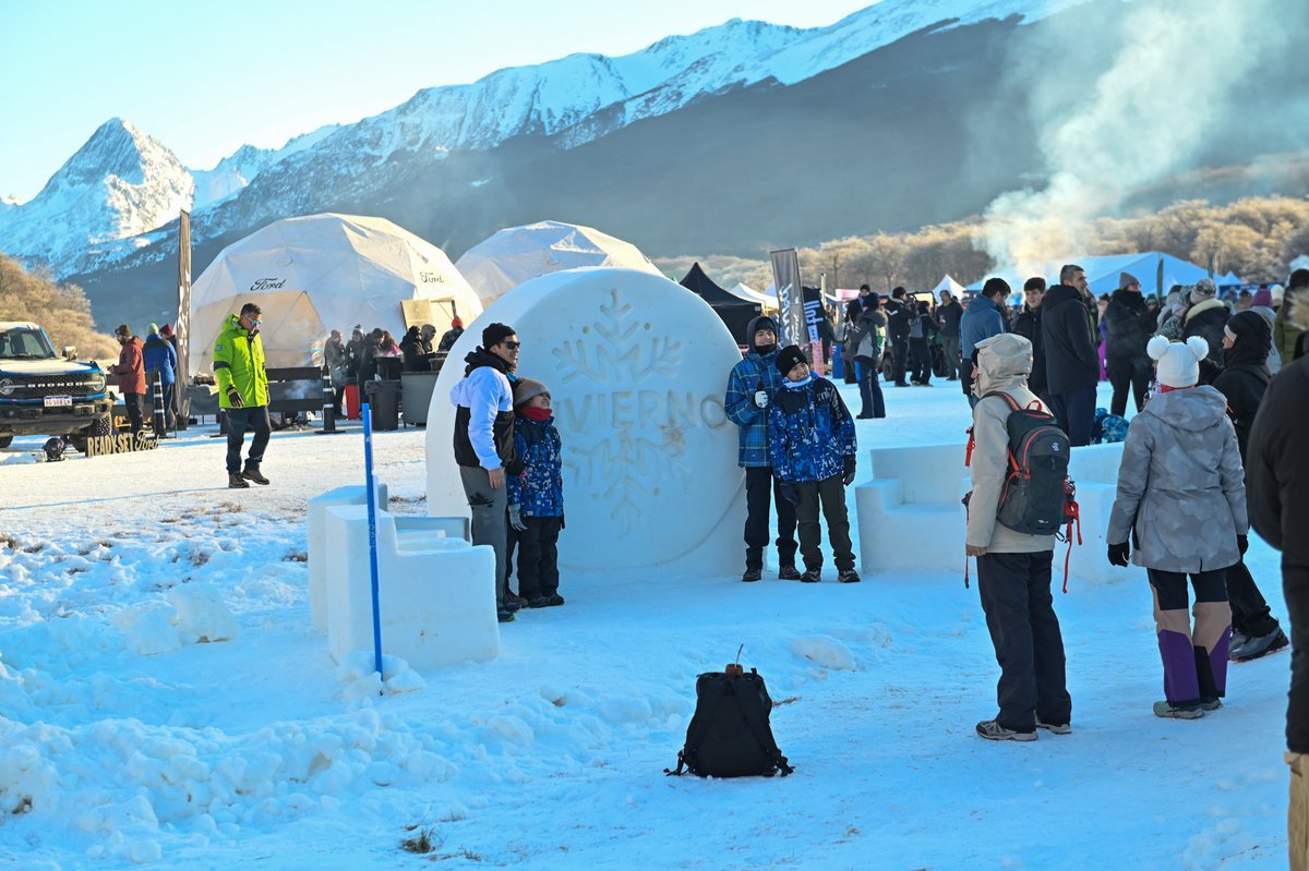 TurismoTDF's tweet photo. ❄️✨ ¡Ushuaia volvió a brillar con la magia del invierno! ✨❄️
Este viernes 10 de julio, Cerro Castor fue escenario de una jornada inolvidable en la Fiesta Nacional del Invierno.
#FiestaNacionalDelInvierno #Ushuaia #CerroCastor #TierraDelFuego #FinDelMundo https://t.co/R6qSFxAKQh
