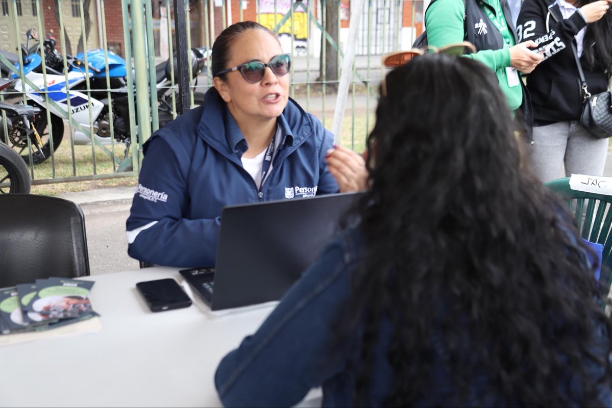 personeriabta's tweet photo. #AEstaHora la Personería de Bogotá, a través de la Personería Local de Tunjuelito, en articulación con la Alcaldía Local, lidera una gran feria de servicios para acercar la oferta institucional a la comunidad.

Más de 50 entidades distritales se sumaron al llamado de la Personería para brindar orientación y atención a los ciudadanos, fortaleciendo la protección de las familias bogotanas y garantizando el acceso oportuno a sus derechos.
