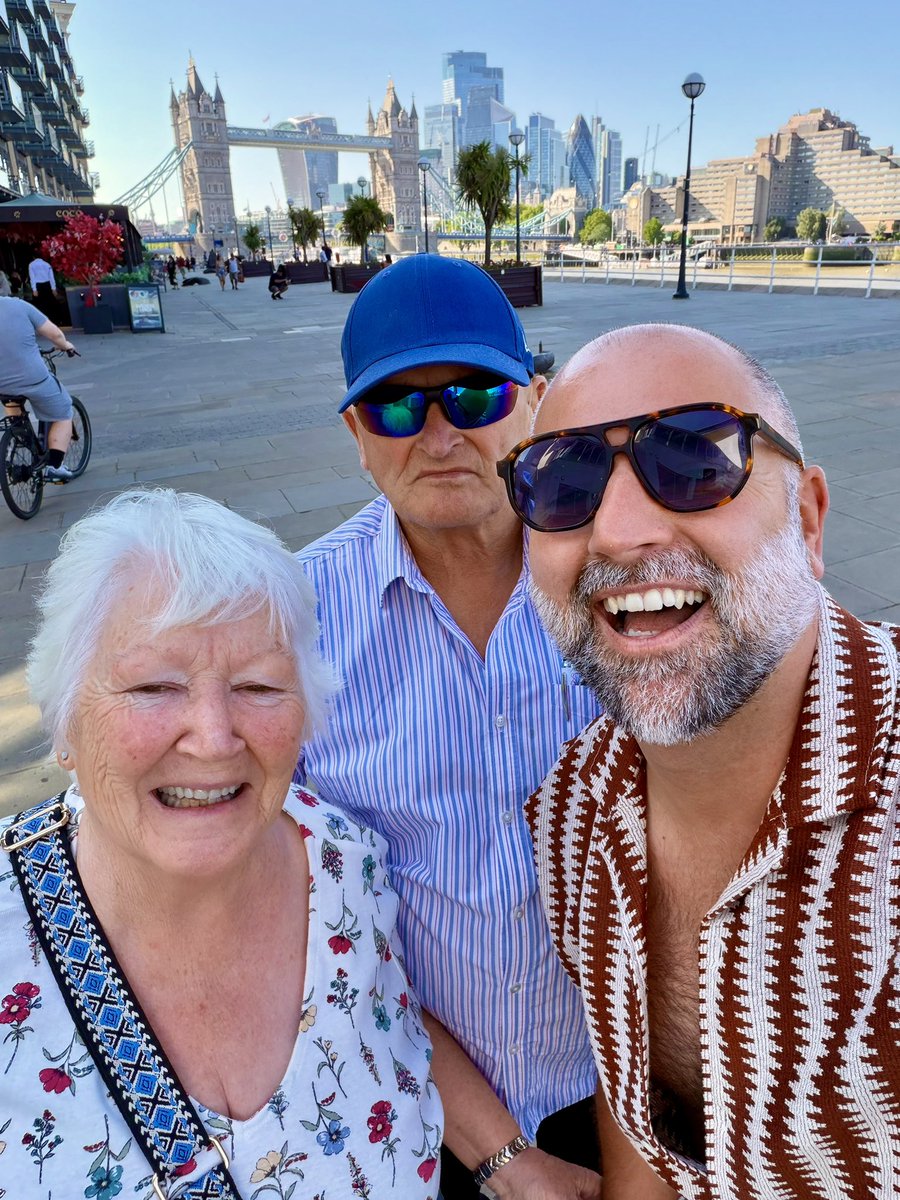 RobTLondon's tweet photo. Londoning with the folks.

Not a bad view 💅🏻 https://t.co/DYsDFNnmbB