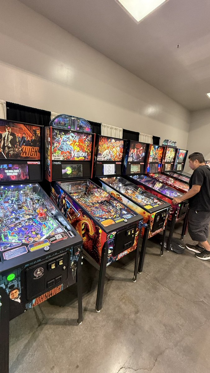 ParksAndCons's tweet photo. Starting the day with some pinball #CreepIECon #CreepIEAftermath https://t.co/6TplcwmYZe
