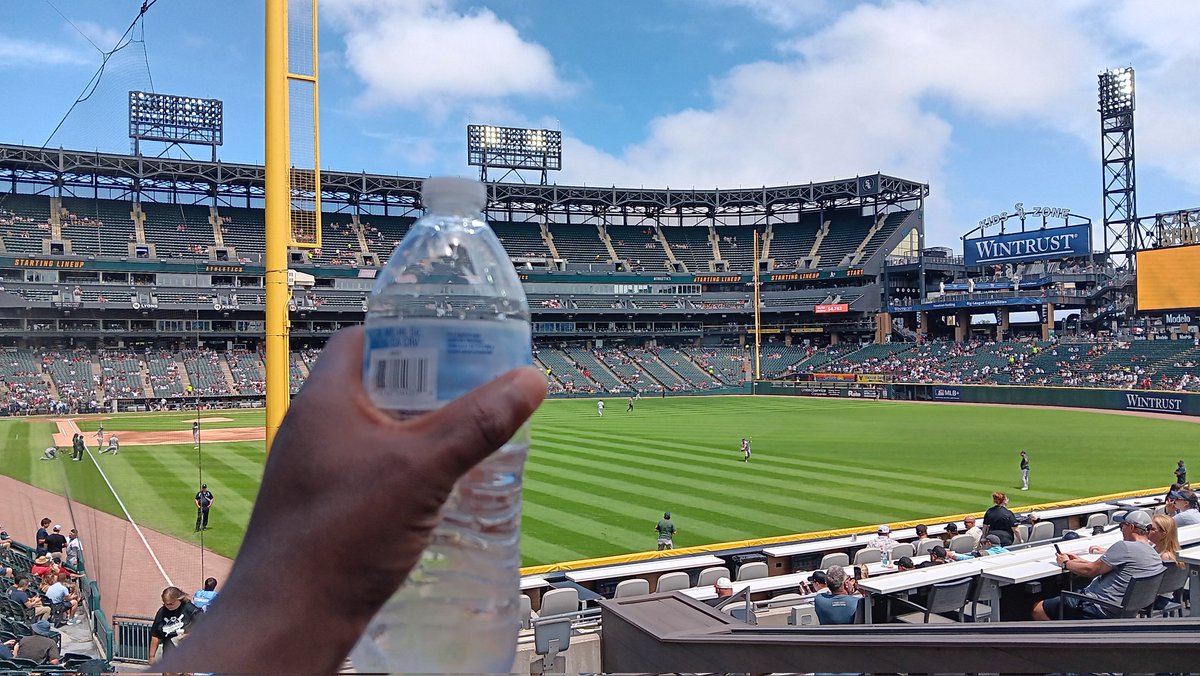 sidkid80's tweet photo. As the great @msmeliss024 always says, WE OUTSIDE for A's/Sox on a beautiful Saturday afternoon on the South Side! LET'S GET IT #WhiteSox! πππβΎοΈ #ATHvsCHW #MLB #SaturdayInThePark #SouthSideOrDie #SoxSide #SoxPride https://t.co/BFi04vGYfl