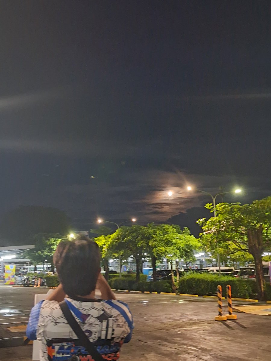 rhlynsmsn's tweet photo. moon and my fave person 💕 https://t.co/dbfk7Z00Jp