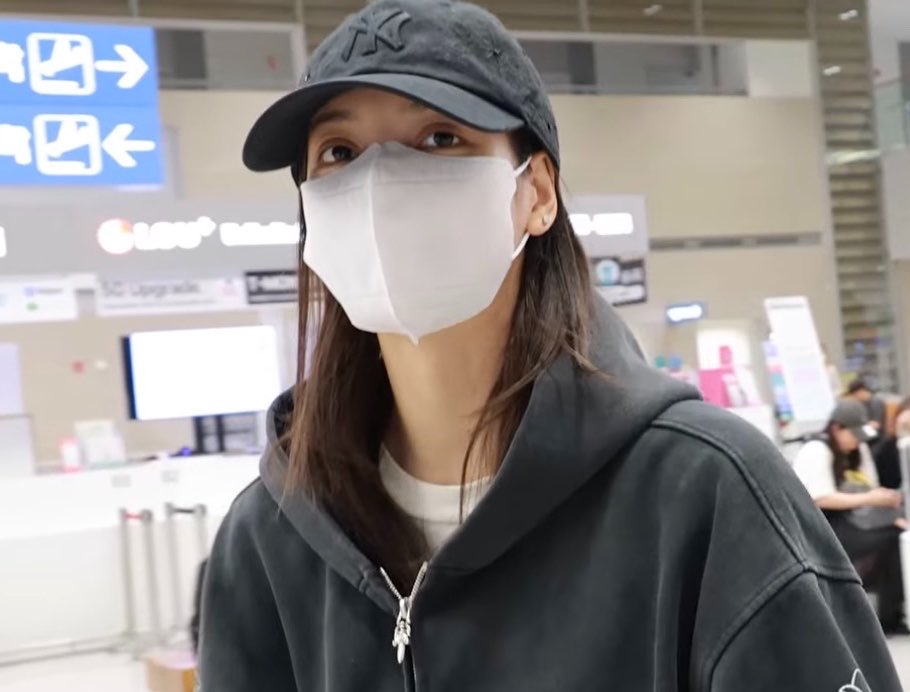 lalisamgger's tweet photo. LISA at the airport in Korea today 🤍 https://t.co/NxYQmo8fi2