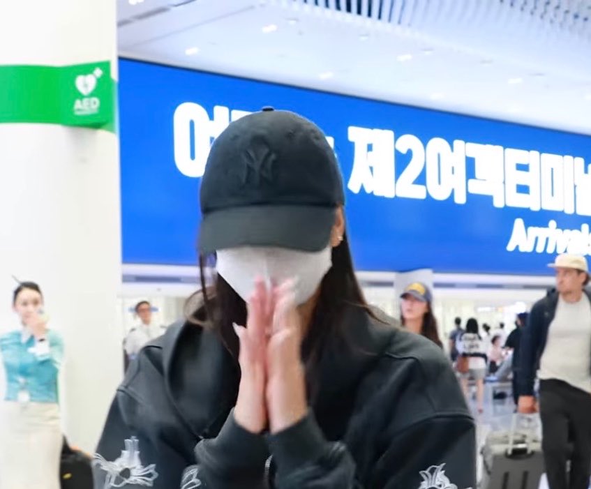 lalisamgger's tweet photo. LISA at the airport in Korea today 🤍 https://t.co/NxYQmo8fi2