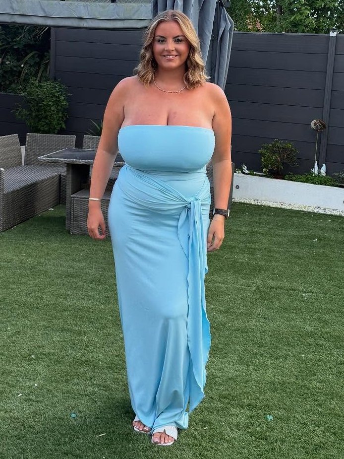 TribCurtain's tweet photo. Huge tits UK chick needs tribs and sharing https://t.co/mwPGHsNkgY