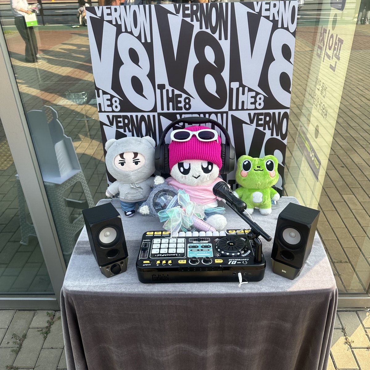 SSONG______'s tweet photo. 엠카 사녹1 Rat Race 역조공🥰
아니 열어보고 너무 예뻐서 놀래버림🫣
그리고 일단 은색 저 케이스가 좀 미쳤다고 생각함🫣
일찍 도착해서 포토존 줄 짧길래 바로 갈기기✌️
엠카 딜레이는 당연하다 생각했지만
엠카 답게 재모임 시간부터 딜레이 되는거 조금 킹받네😒 https://t.co/am57aEWpM3