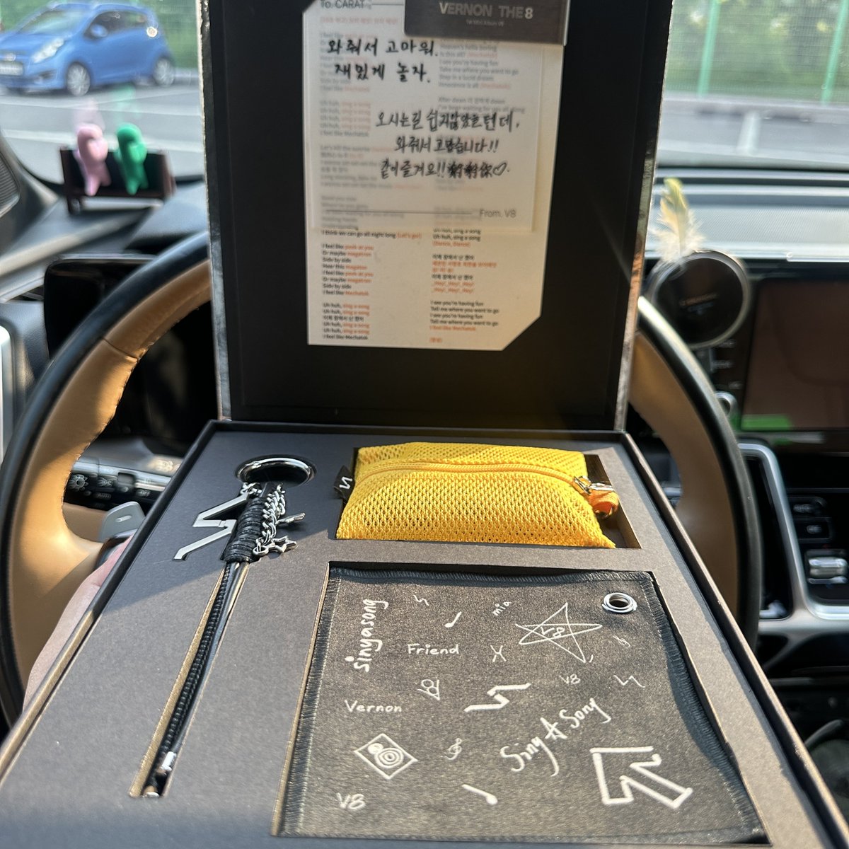 SSONG______'s tweet photo. 엠카 사녹1 Rat Race 역조공🥰
아니 열어보고 너무 예뻐서 놀래버림🫣
그리고 일단 은색 저 케이스가 좀 미쳤다고 생각함🫣
일찍 도착해서 포토존 줄 짧길래 바로 갈기기✌️
엠카 딜레이는 당연하다 생각했지만
엠카 답게 재모임 시간부터 딜레이 되는거 조금 킹받네😒 https://t.co/am57aEWpM3