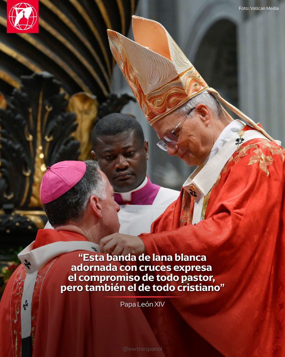 EWTNespanol's tweet photo. En la santa misa por la Solemnidad de los santos  apóstoles Pedro y Pablo, el Papa León XIV bendijo e impuso los palios a los nuevos arzobispos metropolitanos. 
«Esta banda de lana blanca adornada con cruces expresa el compromiso de todo pastor —pero también el de todo cristiano— de llevar sobre sus hombros a los hermanos y hermanas que le han sido confiados, como auténticos corderos del rebaño del Señor, y de sacrificar por ellos energías, tiempo, esfuerzo e incluso la vida, para que el Evangelio llegue a todos y el mundo entero encuentre en él armonía y concordia» (cf. Const. past. Gaudium et spes, 38).